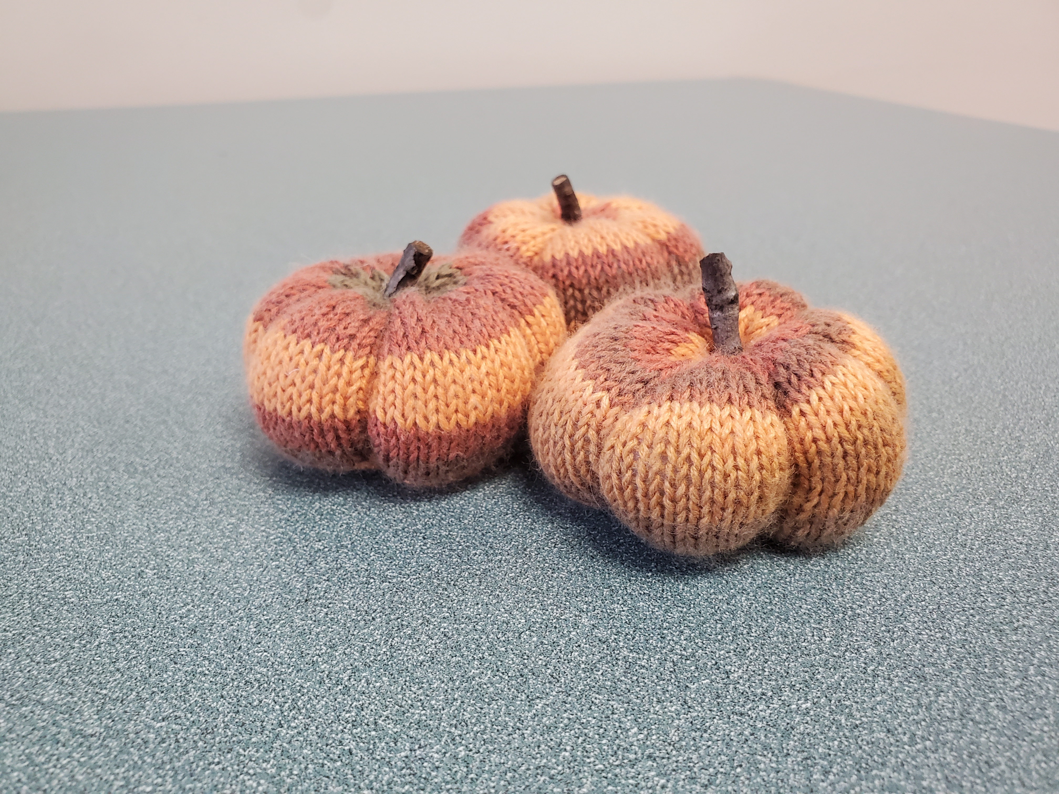 tiny machine knit pumpkins